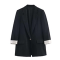 Dettaglio di blazer nero con bottone dorato e fodera a righe sulle maniche risvoltate - XS / Nero