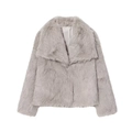 Détail de la doublure en satin gris lisse et de la texture épaisse en fausse fourrure du manteau - Gris Clair