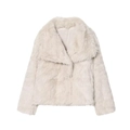 Vue détaillée de la texture en fausse fourrure et du grand revers sur cette veste courte - Blanc Cassé