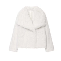 Gros plan détaillé montrant la texture douce et les fibres du manteau en fausse fourrure - Blanc