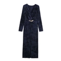 Elegante donkerblauwe fluwelen jurk met lange mouwen, V-hals en een gouden metalen gesp - XS / Donkerblauw