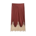 Elegante bordeauxrode satijnen midi-rok met wit kant aan de onderkant op een witte basis - XS / Bordeauxrood