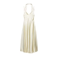 Detailansicht eines champagnerfarbenen Satin-Maxikleids mit Neckholder und V-Ausschnitt - XS / Aprikose