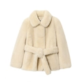 Elegante abrigo de piel sintética beige con solapas y cinturón a juego sobre fondo blanco - XS / Blanco Roto