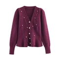 Gilet en maille violet foncé avec boutons perlés et franges en plumes sur fond blanc - S / Bordeaux