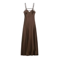 Détail d'une robe midi en satin marron foncé avec fines bretelles et plis sur la poitrine - Brun Foncé