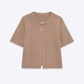 Minimalistische bruine gebreide top met korte mouwen, ronde hals en gouden knoop - Khaki