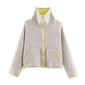 Dettaglio della giacca in maglia grigia con fodera in pile giallo neon e cerniera in metallo - S / Grigio
