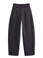 Detalle del pantalón de vestir de talle alto con pinzas verticales y un corte ajustado - XS / Pantalones Negros