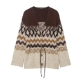 Dettaglio cardigan in maglia geometrica con paillettes e bottoni rotondi in legno - S / Come mostrato