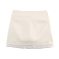 Elegante minifalda de satén crema para mujer con un delicado dobladillo de encaje blanco - XS / Blanco