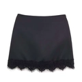 Minifalda negra de mujer con elegante dobladillo de encaje de pestañas en fondo blanco - XS / Negro