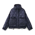Dettaglio della giacca trapuntata blu scuro con collo alto e grandi tasche a toppa - XS / Blu Notte