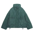 Détail d'une veste matelassée vert foncé avec col montant et grandes poches à cordon - Vert