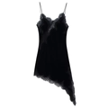 Elegantes schwarzes Samtkleid mit Spitzenbesatz und asymmetrischem Saum auf weiß - XS / Schwarz