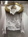 Detail der weißen Winterjacke mit flauschigem Kunstpelzkragen und Fleecefutter - S / Weiß