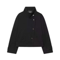 Détail d'une veste en laine noire avec col montant, boutonnage oblique et étiquette de marque - Noir