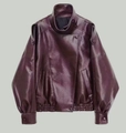 Detail der burgunderroten Kunstlederjacke mit Stehkragen und strukturierter Oberfläche - XS / Dunkelrot