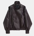 Detail der braunen Vintage-Bikerjacke mit Litschi-Maserung und Stehkragen mit Druckknopf - XS / Kaffeebraun