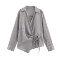 Gestreepte wikkelblouse voor dames met zijdelingse strik en een asymmetrische zoom - XS / Gestreept