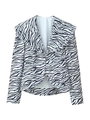 Detalle de la solapa grande a capas y la textura tejida de la chaqueta con estampado de cebra - S / Top con Estampado de Cebra
