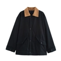 Détail d'une veste utilitaire noire avec col en velours côtelé marron et grandes poches - S / Noir