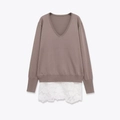 Elegante maglione da donna marrone con scollo a V e bordo in pizzo floreale bianco raffinato - S / Marrone