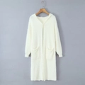 Dettaglio del cardigan in mohair bianco con trama morbida e tasca quadrata - S / Bianco