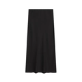 Detailansicht eines schwarzen Satin-Midirocks mit hoher Taille und glatter Textur - XS / Schwarz
