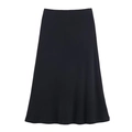 Détail d'une jupe midi trapèze noire à taille haute avec une texture lisse et fluide - XS / Jupe / Noir