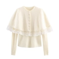 Chaqueta de punto marfil elegante con ribete de encaje y botones de perlas en fondo blanco - Blanco lechoso