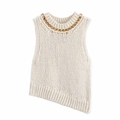 Detail der cremefarbenen Strickweste mit klobiger Goldkette und asymmetrischem Saum - S / Milchweiß