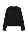 Detail der zarten Rüschenkanten an einem schwarzen Langarm-Strickpullover mit weicher Textur - S / Schwarz
