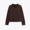 Detailaufnahme des dunkelbraunen Strickpullovers mit eleganten Rüschen an Hals und Ärmeln - S / Kaffeebraun