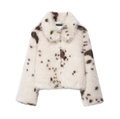 Detailansicht der flauschigen Kunstpelzjacke in Weiß mit braunem Tiermuster und Label - XS / Gebrochenes Weiß