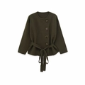Kurze olivgrüne Strickjacke für Damen mit Taillengürtel und asymmetrischer Knopfleiste - S / Armeegrün