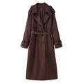 Detail van een donkerkoffie double-breasted lange trenchcoat met riem en schouderbanden - S / Donkerrood