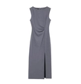 Detalle de vestido midi gris sin mangas con fruncido lateral y dobladillo con abertura - XS / Gris