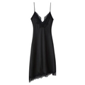 Elegante zwarte satijnen slipdress met V-hals en delicaat kant op een witte achtergrond - S / Zwart