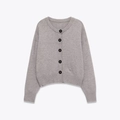 Minimalistischer grauer Damen-Strickcardigan mit Rundhals und schwarzen Kontrastknöpfen - S / Grau