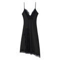 Schwarzes Satinkleid mit V-Ausschnitt, Spitzenbesatz und asymmetrischem Saum - XS / Schwarz