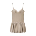 Vestido mini de terciopelo beige con tirantes finos y falda plisada sobre fondo blanco - XS / Caqui