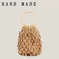 Handgefertigte gewebte Makramee-Strandtasche mit natürlichem runden Holzgriff und Baumwollnetz - Kamelfarben (mit Innentasche)