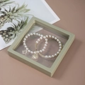 Peal jewelry set with D-letter pendant in a green PE film suspension storage box - 9*9cm / Green