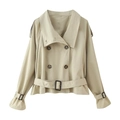 Detail van de beige korte trenchcoat met dubbele rij knopen, tailleriem en brede revers - S / Broken Wit