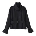 Detail van een zwarte korte double-breasted trenchcoat met tailleriem en schouderdetails - S / Zwart