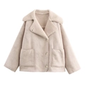 Detailopname van abrikooskleurige suède jas met witte fleece kraag en grote steekzakken - XS / Wit