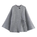 Modischer grauer Strickumhang mit eleganten Seitenschlitzen und einem Einknopfloch-Verschluss - XS / Grau