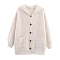 Oversized beige gebreid vest met capuchon, knopen en zakken op een witte achtergrond - Eén maat / Abrikoos