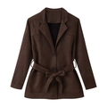 Chaqueta de ante sintético marrón oscuro con solapas y cinturón en fondo blanco - XS / café